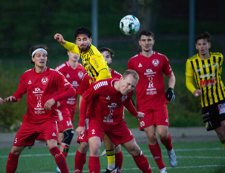 IFK Hässleholms Jan Al Salo vinner nickduell mot Lineros Fabian Jansson och Adam Olofsson i matchen i division 2 mellan Linero IF och IFK Hässleholm i Lund 25 april 2025.