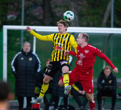 IFK Hässleholms Kasper Månsson och Lineros Adam Olofsson nickduellerar i matchen i division 2 mellan Linero IF och IFK Hässleholm i Lund 25 april 2025.