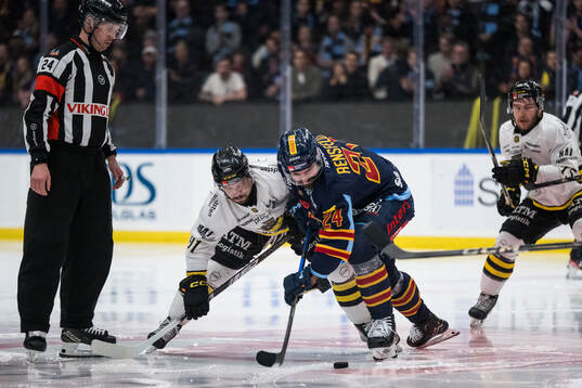 Djurgårdens Ludvig Rensfeldt och AIKs Gerry Fitzgerald
