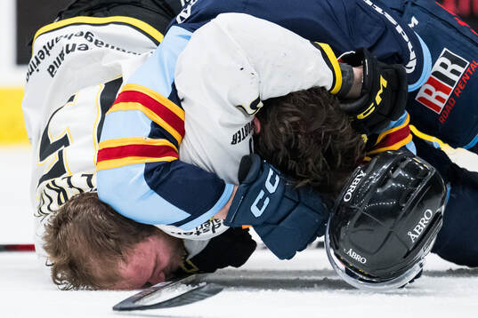 Djurgårdens August Berg och AIKs Jordan Bellerive i en fajt