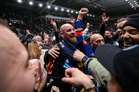 Djurgårdens Daniel Brodin jublar med supportrar