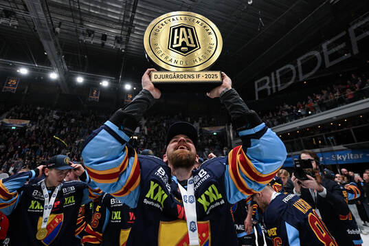 Djurgårdens Daniel Brodin jublar med pokalen