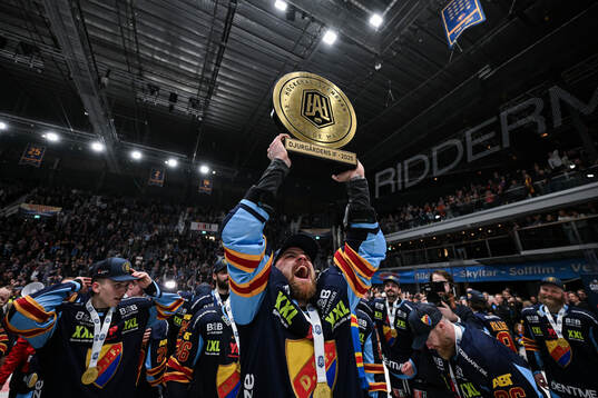 Djurgårdens Daniel Brodin jublar med pokalen