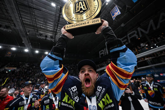 Djurgårdens Daniel Brodin jublar med pokalen