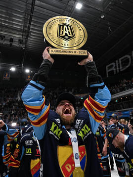 Djurgårdens Daniel Brodin jublar med pokalen