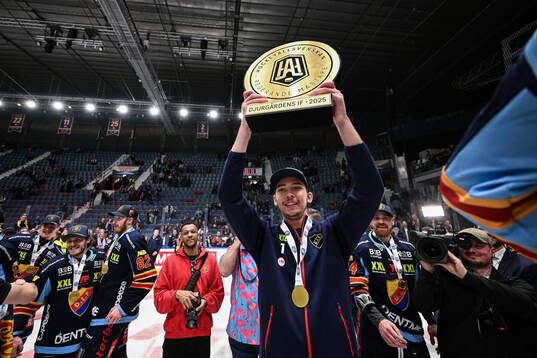 Djurgårdens målvakt Marcus Gidlöf jublar med pokalen