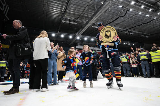 Djurgårdens Daniel Brodin jublar med pokal och familjen