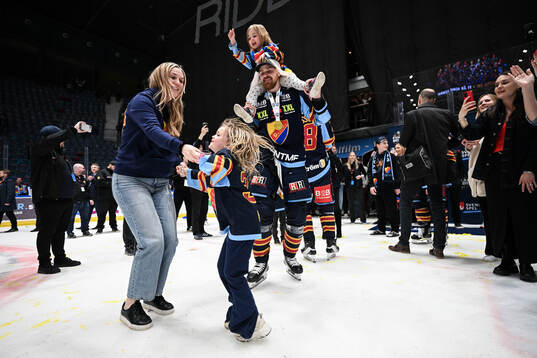 Djurgårdens Daniel Brodin jublar med familjen