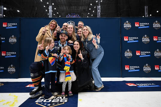 Djurgårdens Daniel Brodin jublar med familjen