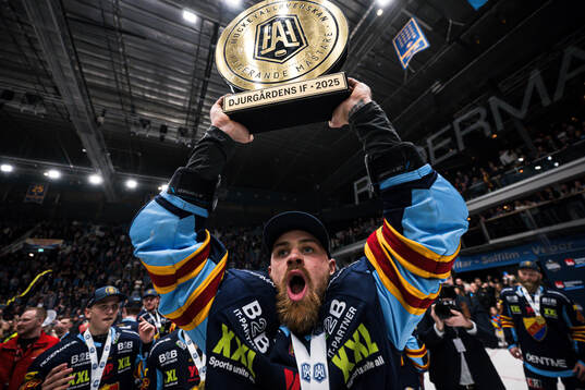 Djurgårdens Daniel Brodin jublar med pokalen