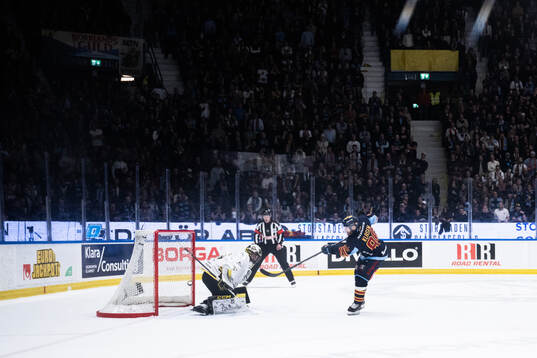 Djurgårdens Linus Klasen gör 2-1 bakom AIKs målvakt
