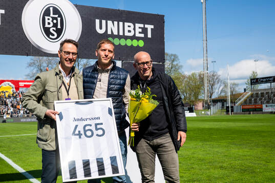 Landskronas ordförande Anders Ekblad och sportchef Billy Magnusson med tidigare lagkapten Philip Andersson som hyllas