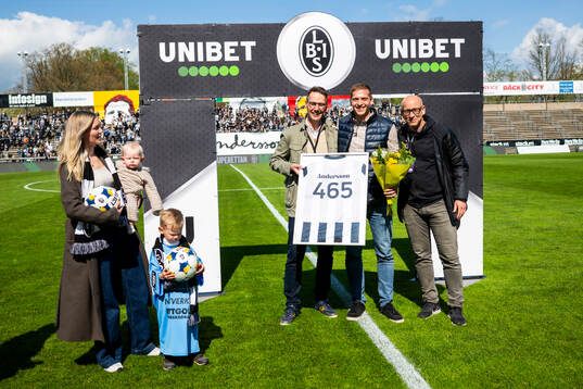 Landskronas ordförande Anders Ekblad och sportchef Billy Magnusson med tidigare lagkapten tPhilip Andersson som hyllas inför