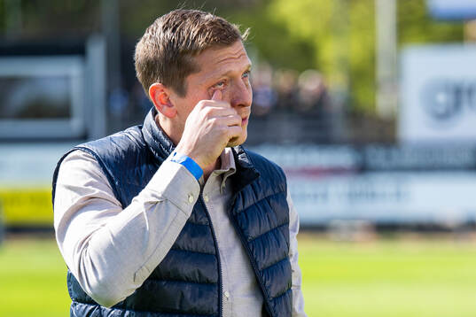 Landskronas tidigare lagkapten Philip Andersson med tårar