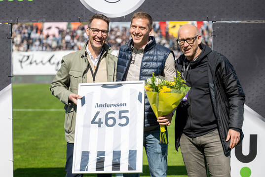 Landskronas ordförande Anders Ekblad och sportchef Billy Magnusson med tidigare lagkapten Philip Andersson som hyllas