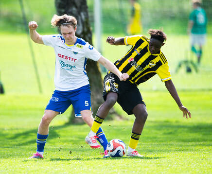 Onsalas Edwin Lundberg och IFK Hässleholms Wisdom Anaedo i matchen i U19 division 1, region 1, mellan IFK Hässleholm och Onsala BK i Hässleholm 26 april 2025.