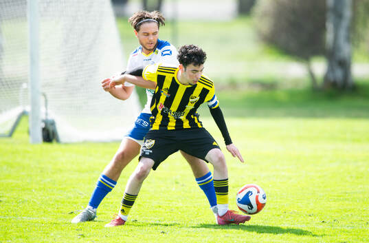  IFK Hässleholms Albion Dibrani och Onsalas Edwin Lundberg i matchen i U19 division 1, region 1, mellan IFK Hässleholm och Onsala BK i Hässleholm 26 april 2025.