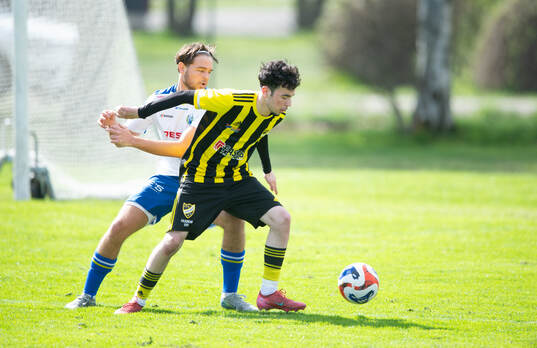  IFK Hässleholms Albion Dibrani och Onsalas Edwin Lundberg i matchen i U19 division 1, region 1, mellan IFK Hässleholm och Onsala BK i Hässleholm 26 april 2025.