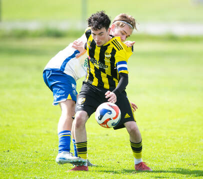   IFK Hässleholms Albion Dibrani och Onsalas Edwin Lundberg i matchen i U19 division 1, region 1, mellan IFK Hässleholm och Onsala BK i Hässleholm 26 april 2025.