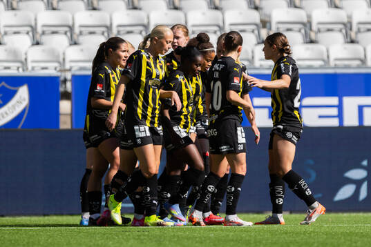 Häckens Monica Jusu Bah jublar med lagkamrater efter 0-1