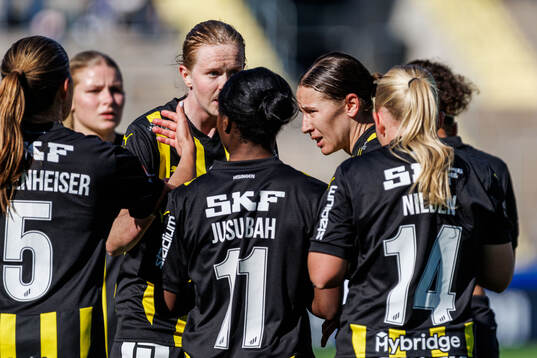 Häckens Tabby Tindell jublar