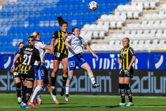 Häckens Mary Caroline Wickenheiser och IFK Norrköpings Carrie Jones