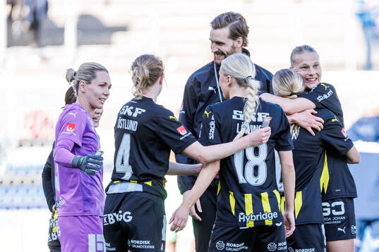 Häckens spelare jublar