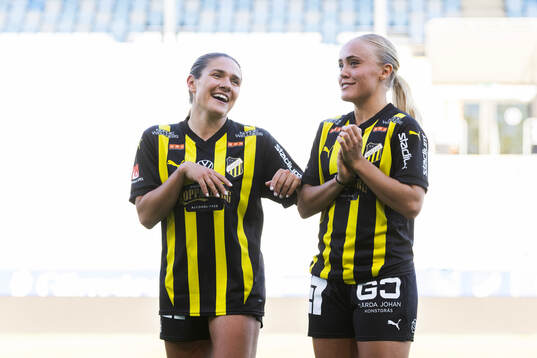 Häckens Mary Caroline Wickenheiser och Alva Selerud jublar