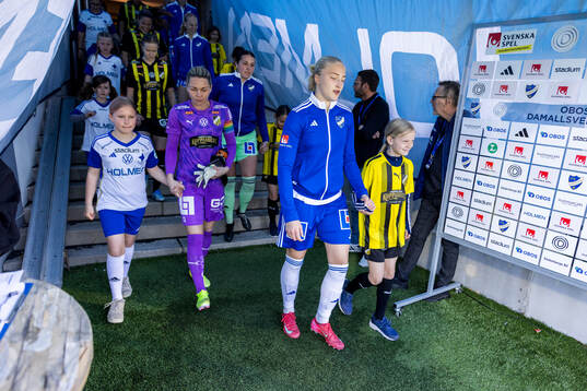 Häckens målvakt Jennifer Falk och IFK Norrköpings Wilma Leidhammar