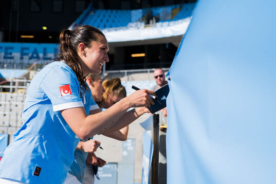 Malmö FFs Isabella D'Aquila skriver autografer