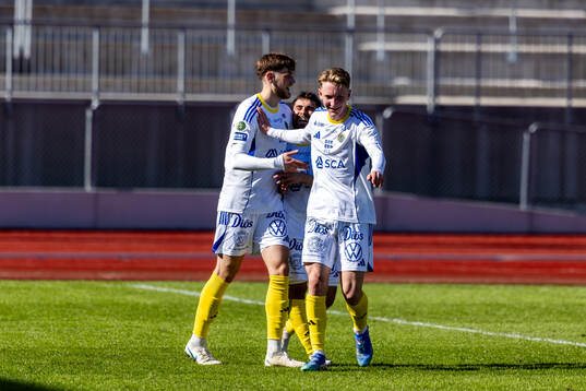GIF Sundsvalls Ludvig Svanberg har gjort 0-2 och jublar
