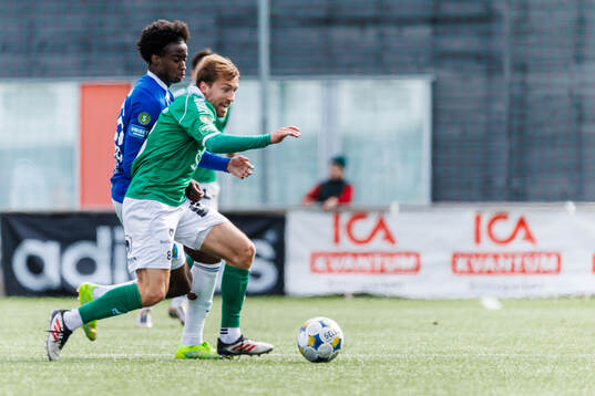 Brages Suren Hagop och Umeå FCs Joel Hedström