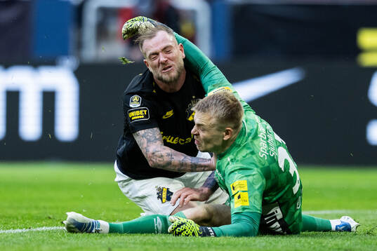 AIKs John Guidetti och Elfsborgs målvakt Isak Pettersson