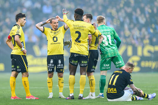 Elfsborgs Besfort Zeneli, Niklas Hult, Terry Yegbe och Simon Olsson bredvid AIKs John Guidetti