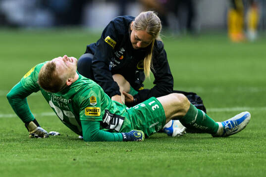 Elfsborgs målvakt Isak Pettersson får vård
