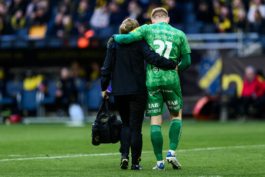 Elfsborgs målvakt Isak Pettersson lämnar planen