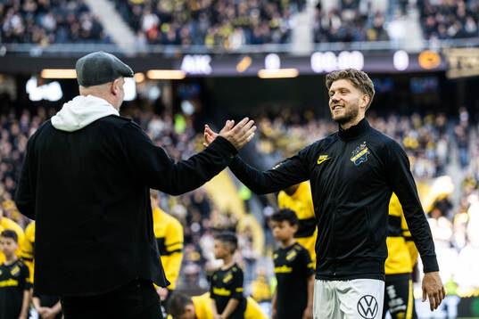 AIKs vd Fredrik Söderberg hyllar Anton Salétros för 200 matcher för AIK
