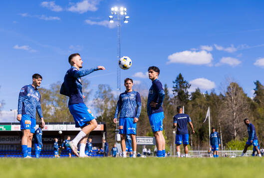 Och Värnamos spelare värmer upp