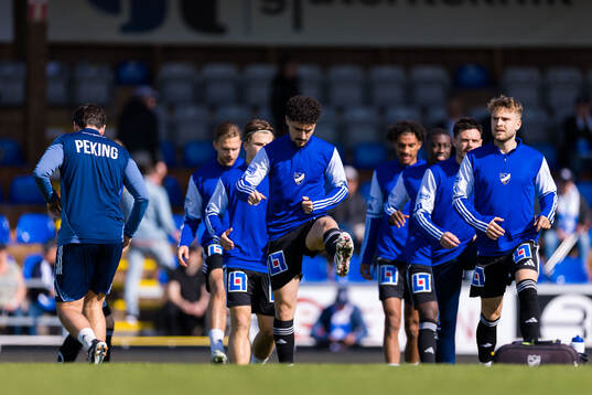 IFK Norrköpings spelare värmer upp