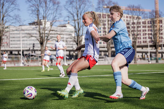 Rosengårds Emilie Woldvik och Djurgårdens Olivia Ulenius