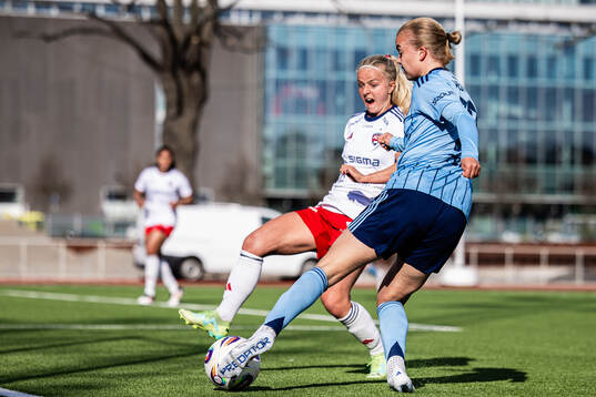 Rosengårds Emilie Woldvik ocb Djurgårdens Elin Westlund