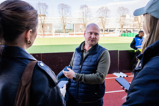 Rosengårds tränare Joel Kjetselberg intervjuas