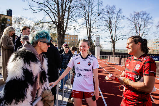 Lisa Ek med Rosengårds Bea Sprung och målvakt Eartha Cumings efter