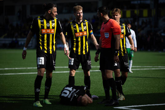 Häckens Mikkel Rygaard Jensen ligger ned efter duell med Hammarbys målvakt Warner Hahn och Amor Layouni, Simon Gustafson och Samuel Leach Holm pratar med domare Granit  Maqedonci
