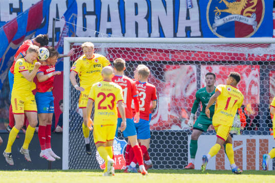 Kalmars Lars Sætra och Sivert Engh Øverby och Helsingborgs målvakt Johan Brattberg