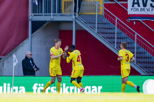 Kalmars Lars Sætra och Aboubacar Keita jublar efter 1-4