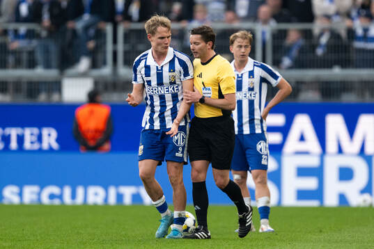IFK Göteborgs Max Fenger i diskussion med domare Joakim
