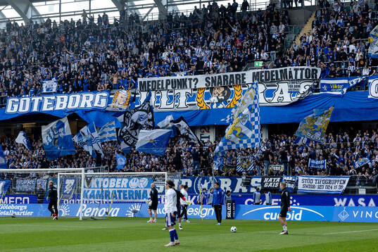 IFK Göteborgs supportrar med en banderoll