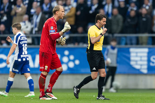 IFK Göteborgs målvakt Pontus Dahlberg och domare Joakim