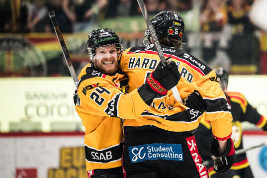 Luleås Marcus Hardegård och Brendan Shinnimin jublar